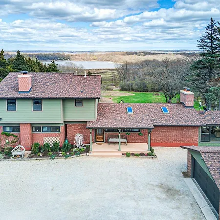 Secluded Luxury Retreat: 15 Acres, Views, Hot Tub Villa