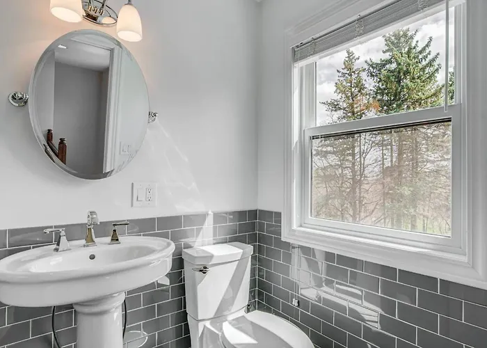 Secluded Luxury Retreat: 15 Acres, Views, Hot Tub *