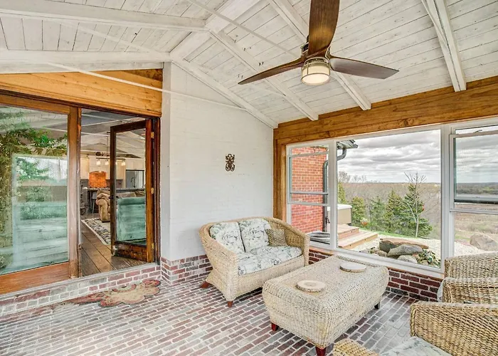 Secluded Luxury Retreat: 15 Acres, Views, Hot Tub