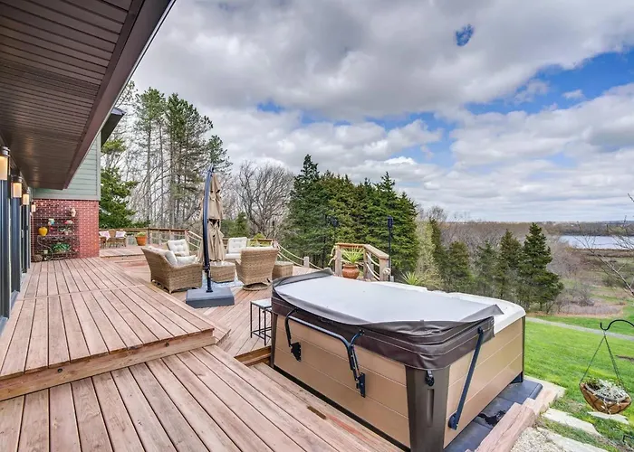 Holiday home Secluded Luxury Retreat: 15 Acres, Views, Hot Tub