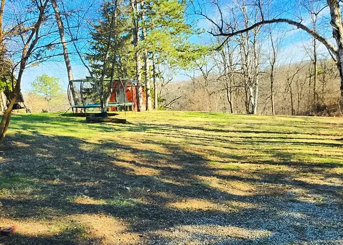 Secluded Luxury Retreat: 15 Acres, Views, Hot Tub * Spring Grove