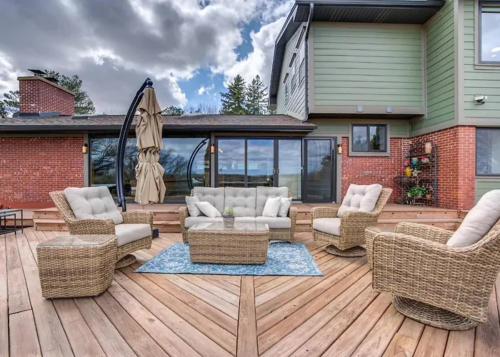Secluded Luxury Retreat: 15 Acres, Views, Hot Tub * Spring Grove