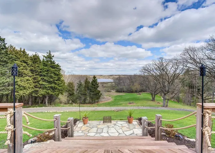 Secluded Luxury Retreat: 15 Acres, Views, Hot Tub Holiday home Spring Grove