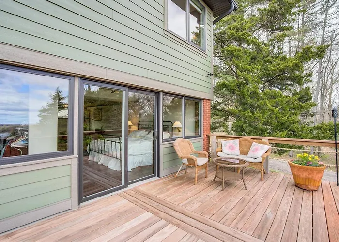 Secluded Luxury Retreat: 15 Acres, Views, Hot Tub * Spring Grove