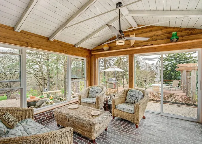 Secluded Luxury Retreat: 15 Acres, Views, Hot Tub Holiday home Spring Grove
