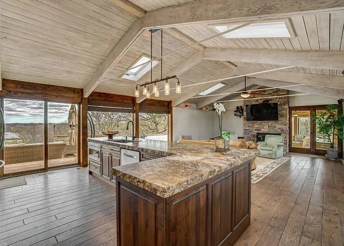 Holiday home Secluded Luxury Retreat: 15 Acres, Views, Hot Tub