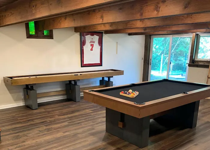 Secluded Luxury Retreat: 15 Acres, Views, Hot Tub Spring Grove