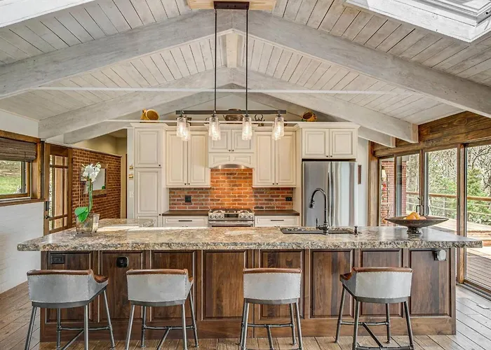 Secluded Luxury Retreat: 15 Acres, Views, Hot Tub Holiday home