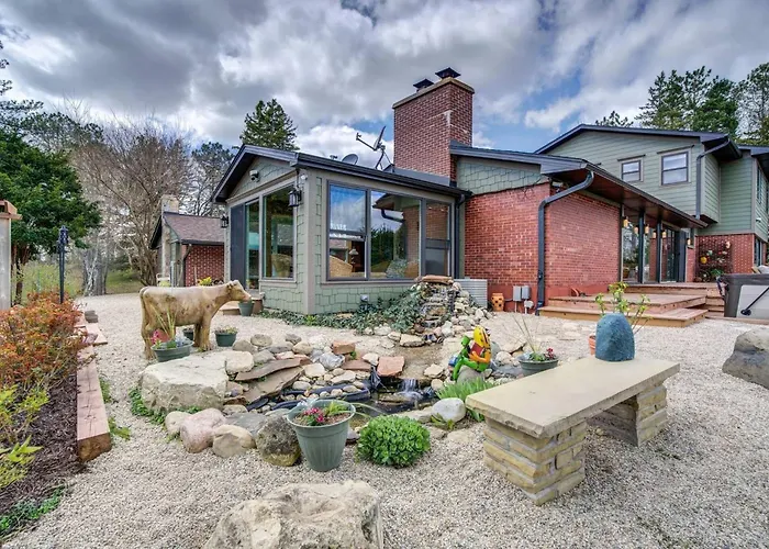 Secluded Luxury Retreat: 15 Acres, Views, Hot Tub Holiday home Spring Grove