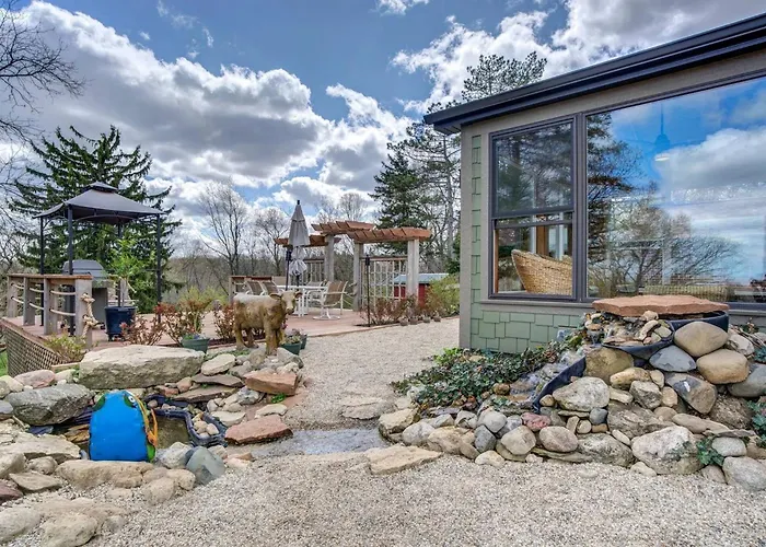 Holiday home Secluded Luxury Retreat: 15 Acres, Views, Hot Tub Spring Grove