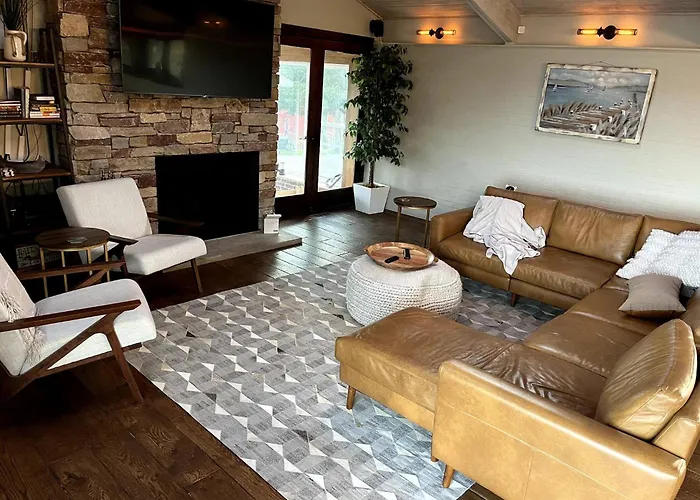 Holiday home Secluded Luxury Retreat: 15 Acres, Views, Hot Tub *