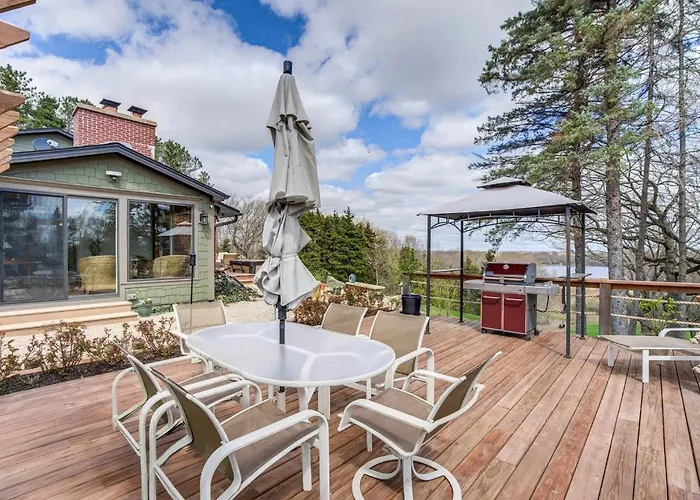 Holiday home Secluded Luxury Retreat: 15 Acres, Views, Hot Tub Spring Grove