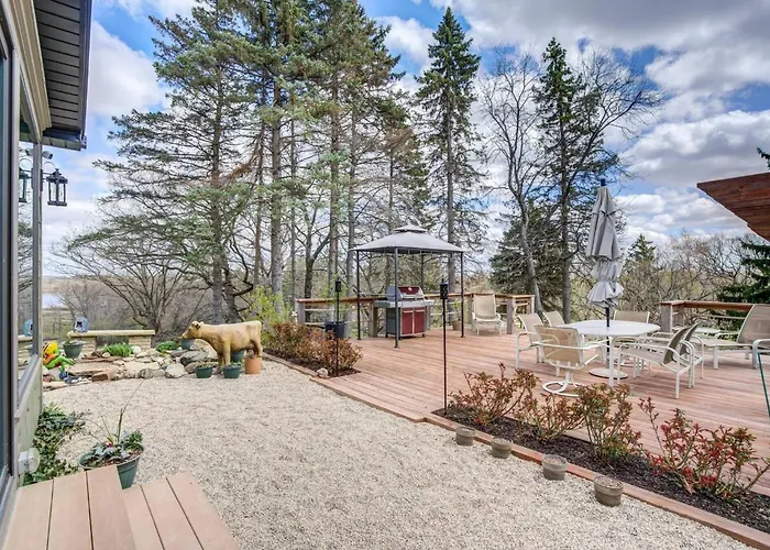 Secluded Luxury Retreat: 15 Acres, Views, Hot Tub * Spring Grove