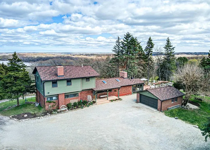 Secluded Luxury Retreat: 15 Acres, Views, Hot Tub Spring Grove